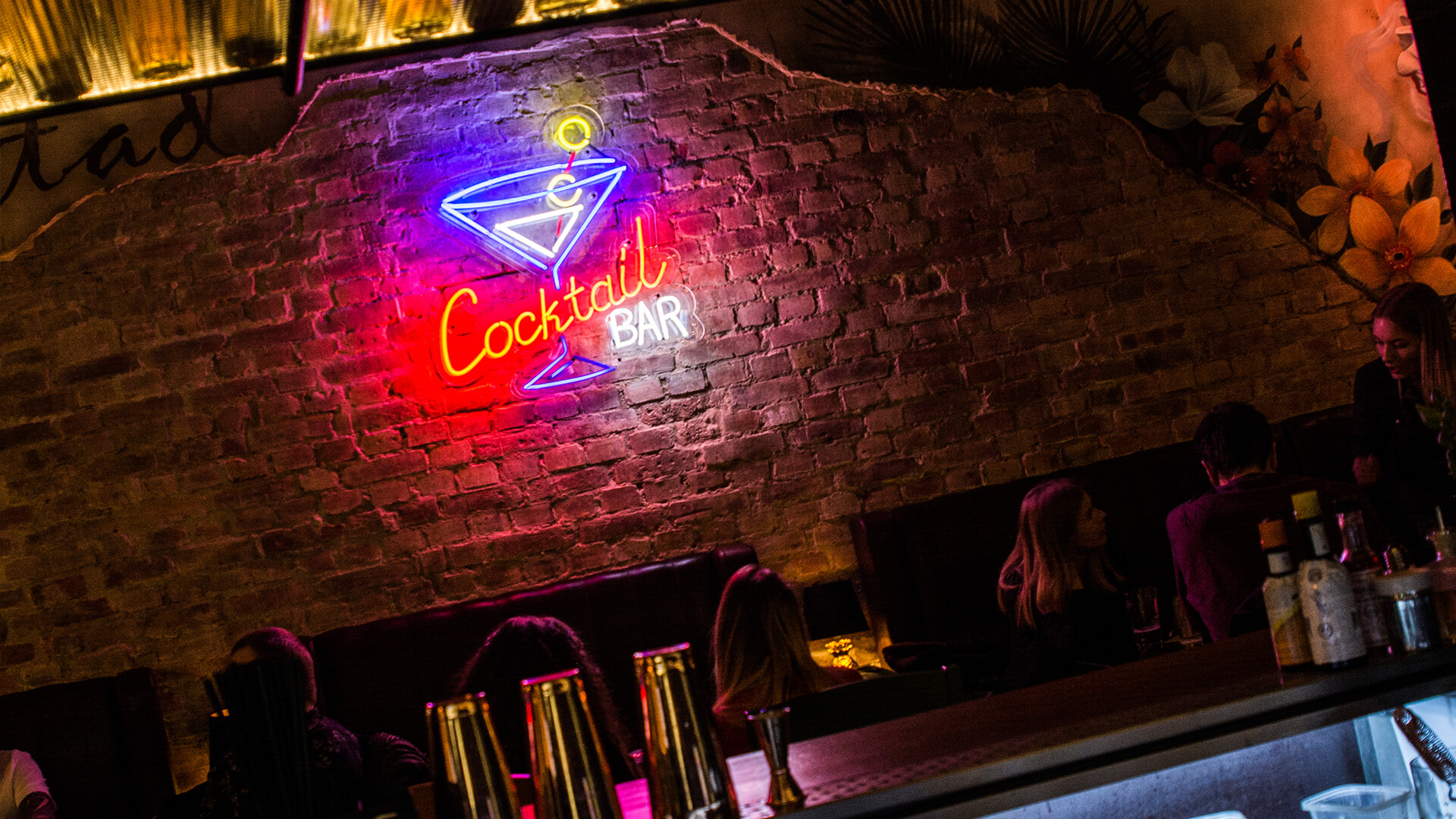 cuba libre Kuba glas cocktailbar cocktail bar cocktail - cuba-libre-neon-glas-an-der-wand-mit-ziegel-im-restaurant-coctail-bar-neon-farbe-an-der-wand-über-tischen-neon-bestellen-beleuchtetes-glas-poznan